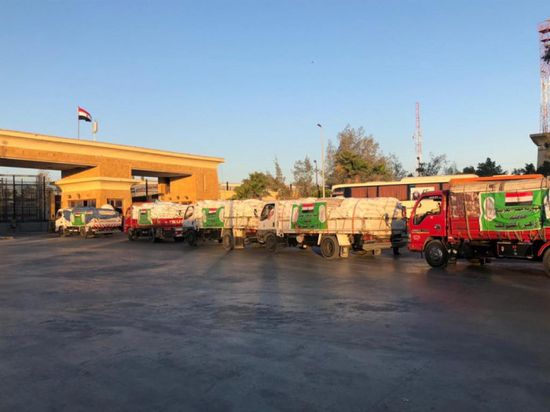  قافلة الأزهر الإغاثية تسلم 150 طنًّا من المواد الغذائية إلى قطاع غزة