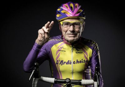 مسيرة "أسطورية" حتى عُمر 106 أعوام.. "عميد الدراجات" يغادر ميدان الحياة