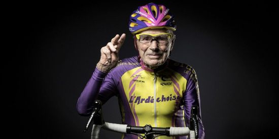 مسيرة "أسطورية" حتى عُمر 106 أعوام.. "عميد الدراجات" يغادر ميدان الحياة