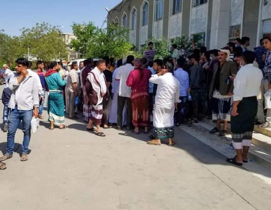 التزاحم يعطل حملة لقاح كورونا في تعز