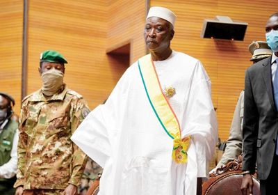 جنود ماليون يحتجزون الرئيس الانتقالي ووزيره الأول