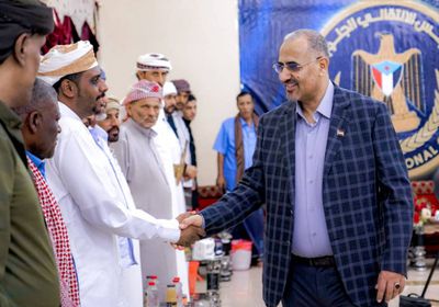 الزُبيدي يدعو أبناء المهرة لردع قوى الشر وفتنها