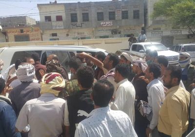 مغتربون يرفضون حرمانهم من لقاح كورونا في بيحان