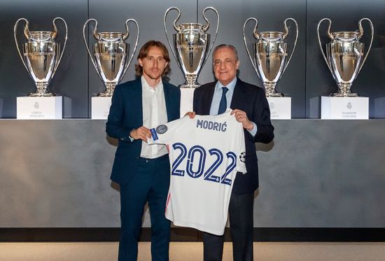 ريال مدريد يجدد عقد مودريتش رسميا