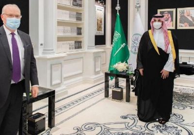 ليندركينغ يبحث مع خالد بن سلمان جهود وقف النار باليمن