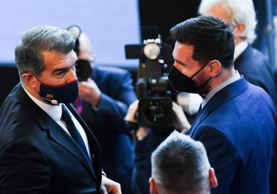 ميسي يتفق مع رئيس برشلونة على تجديد عقده لموسمين