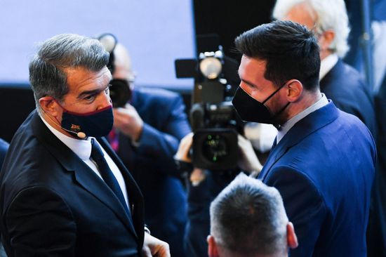 ميسي يتفق مع رئيس برشلونة على تجديد عقده لموسمين