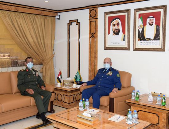  رئيس أركان القوات المسلحة الإماراتية يستقبل نظيره السعودي