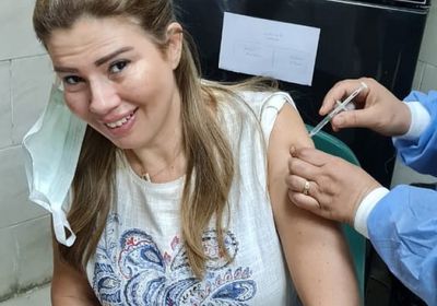 رانيا فريد شوقي تتلقى لقاح فيروس كورونا (صور)