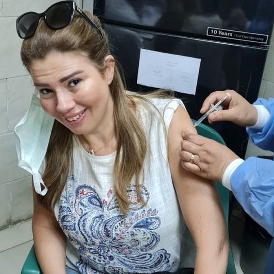 رانيا فريد شوقي تتلقى لقاح فيروس كورونا (صور)