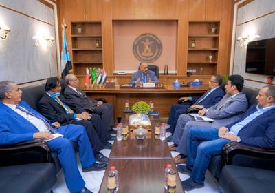 خلال استقباله الوفد التفاوضي.. الزُبيدي: اتفاق الرياض مسار آمن للجميع