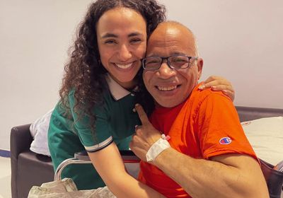 زينب غريب تزور شريف دسوقي بالمستشفى