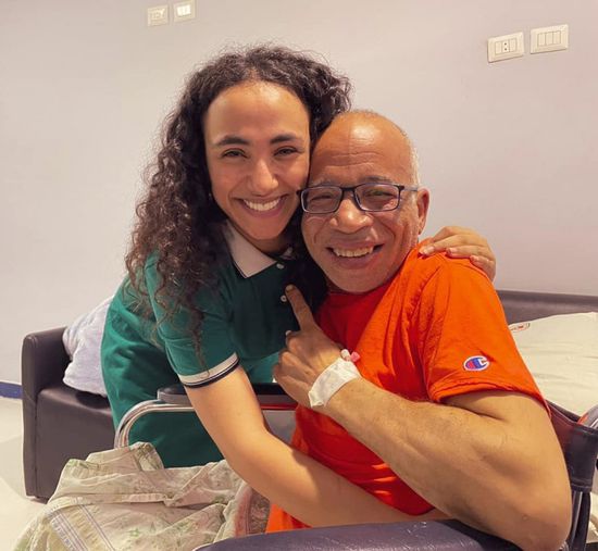 زينب غريب تزور شريف دسوقي بالمستشفى