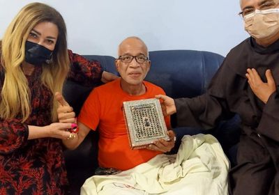 نهال عنبر تطمئن على شريف الدسوقي من داخل المستشفى