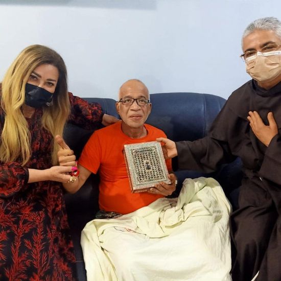 نهال عنبر تطمئن على شريف الدسوقي من داخل المستشفى