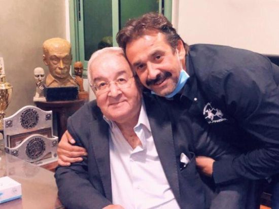 كريم عبد العزيز يكشف حقيقة إصابة والده بفيروس كورونا