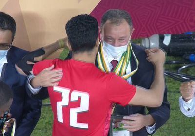 لفتة رائعة.. لاعبو الأهلي يقلدون الخطيب ميداليات السوبر