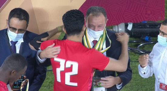 لفتة رائعة.. لاعبو الأهلي يقلدون الخطيب ميداليات السوبر