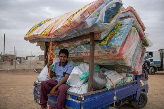 الهجرة الدولية تُوزع 20 حقيبة مأوى طارئة بمأرب