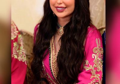 دنيا بطمة تتألق بالقفطان المغربي في أحدث إطلالتها (صور)