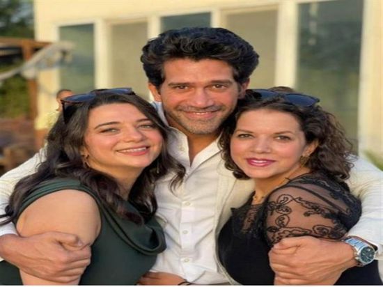 في صورة نادرة.. أحمد مجدي برفقة شقيقتيه