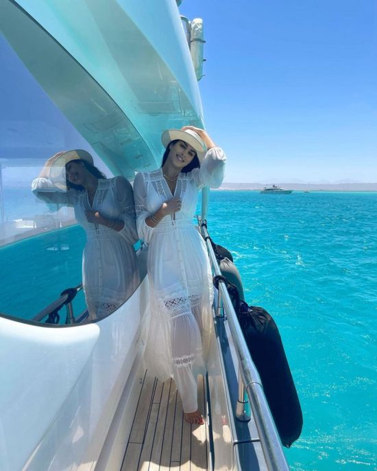 ياسمين صبري تخطف الأنظار بصور جديدة على البحر