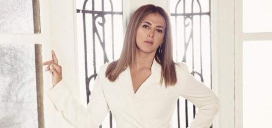 بعد شقيقتها.. دنيا سمير غانم تزور قبر والدها (فيديو)