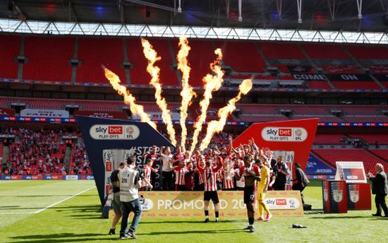 برنتفورد يتأهل للدوري الإنجليزي الممتاز للمرة الأولى في تاريخه