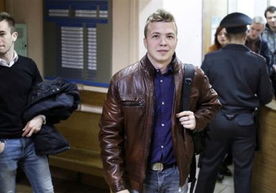 والدة الصحفي البيلاروسي المعتقل تدعو أوروبا لإطلاق سراحه