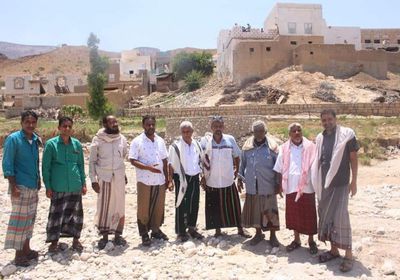 قيادات الشحر تتفقد مشروع ترميم طريق وادي عرف