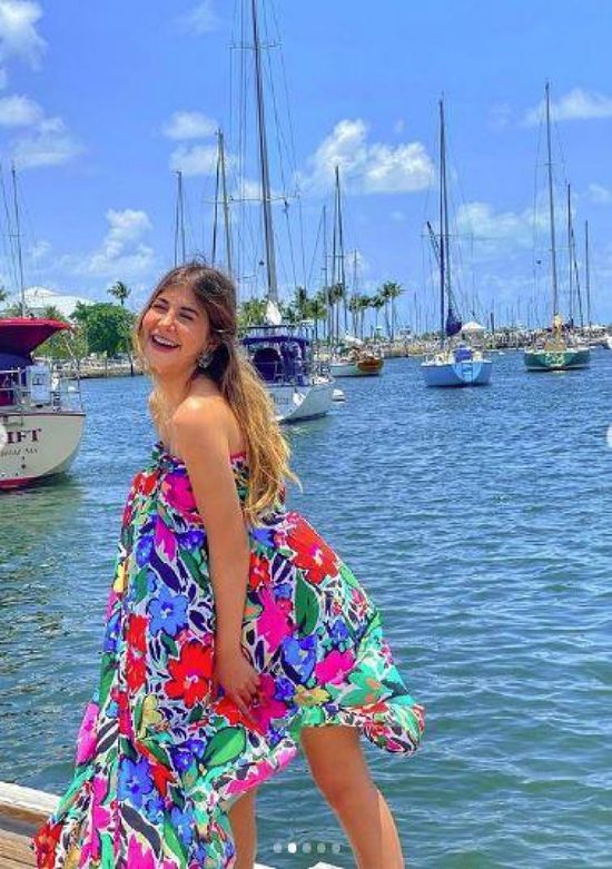 ملك قورة تتألق بإطلالة جديدة خلال تواجدها بفلوريدا