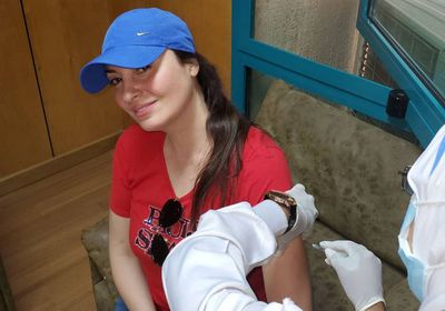 نرمين الفقي تتلقى الجرعة الأولى من لقاح فيروس كورونا