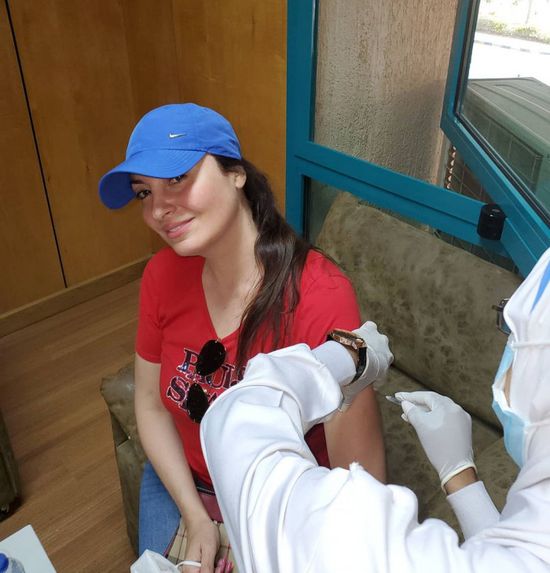 نرمين الفقي تتلقى الجرعة الأولى من لقاح فيروس كورونا