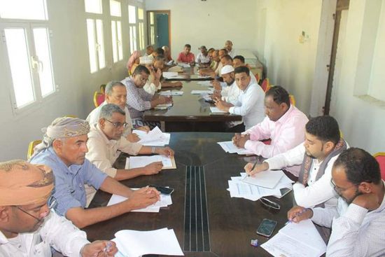 "تنفيذي الشحر" يوصي باستئناف المشاريع المتعثرة