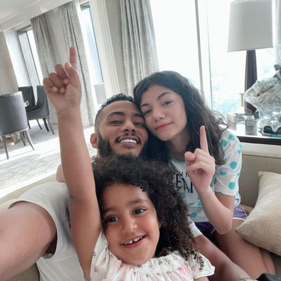 محمد رمضان ينشر صورة جديدة مع ابنتيه