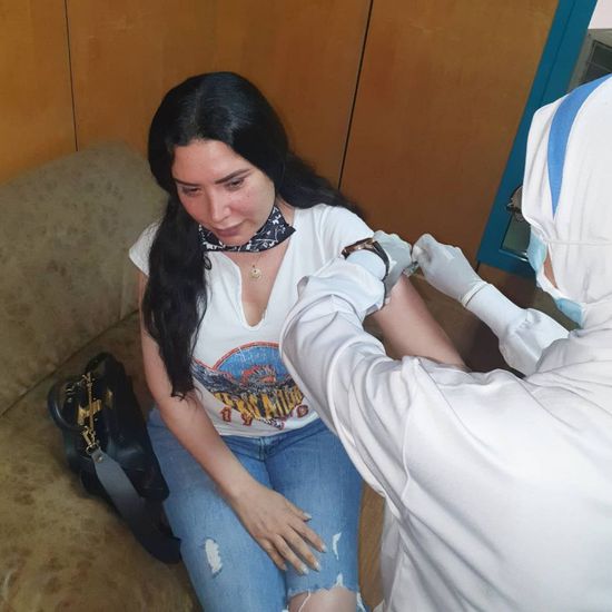 عبير صبري تتلقى لقاح فيروس كورونا