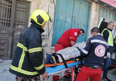  طواقم الإنقاذ الفلسطينية تنتشل جثمان شهيد من شرق غزة