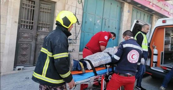  طواقم الإنقاذ الفلسطينية تنتشل جثمان شهيد من شرق غزة