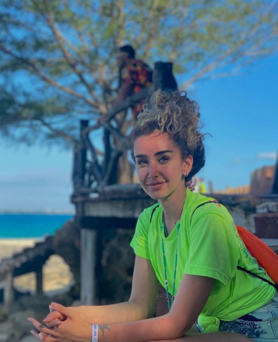 هنا الزاهد تنشر صورًا وفيديو من رحلتها في تنزانيا