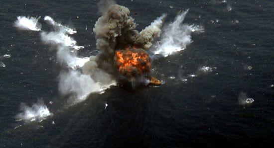 أنباء عن انفجار بسفينة تابعة للجيش الإيراني