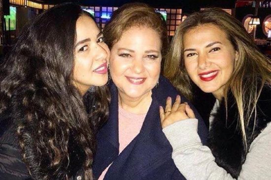 ميمي جمال تدعو لدلال عبدالعزيز وابنتيها (فيديو)