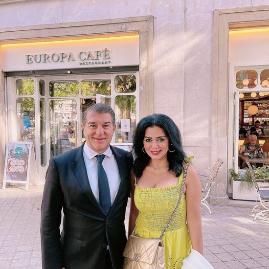 رانيا يوسف مع رئيس نادي برشلونة خوان لابورتا في أحدث ظهور (صور)