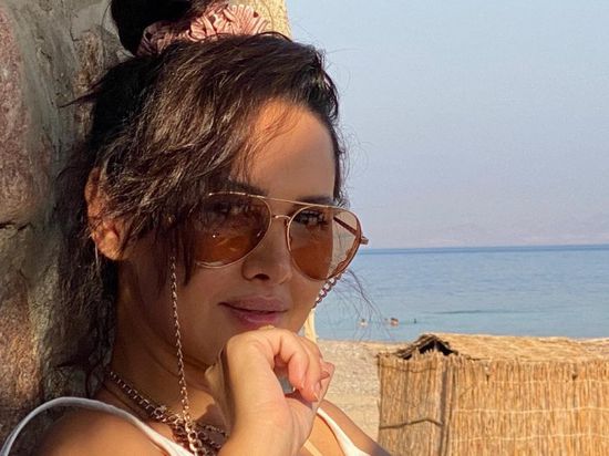 ياسمين رئيس تتألق بصور جديدة على البحر