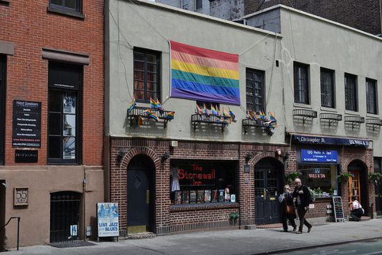 "البنتاغون" ترفض رفع رايات المثليين على منشآتها