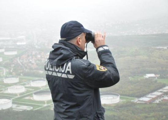 سلوفينيا وإيطاليا تبدآن تسيير دوريات للشرطة على حدودهما