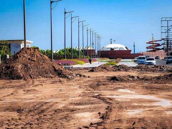 تواصل أعمال تأهيل مُسطح الدكة بالمعلا (صور)