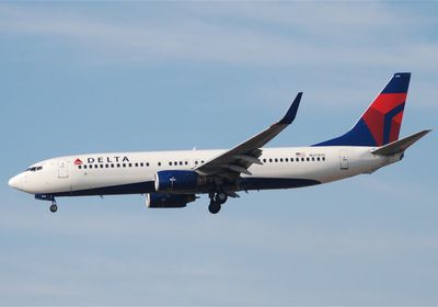 شاهد.. مسافر أمريكي "جامح" يُجبر طائرة على الهبوط اضطراريًا