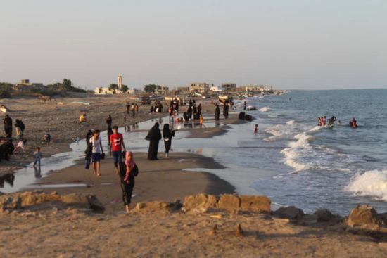 تراكم المُخلفات يشوه كورنيش الشهيد سالمين بأبين