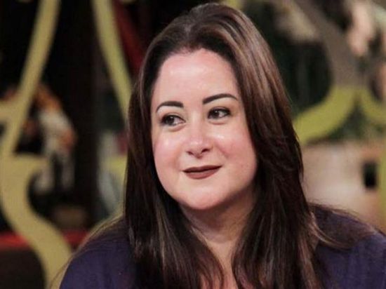 مي نور الشريف تحتفل بعيد ميلاد شقيقتها (فيديو)