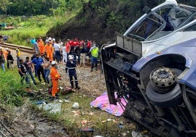 مقتل 7 أشخاص في سقوط حافلة غربي باكستان